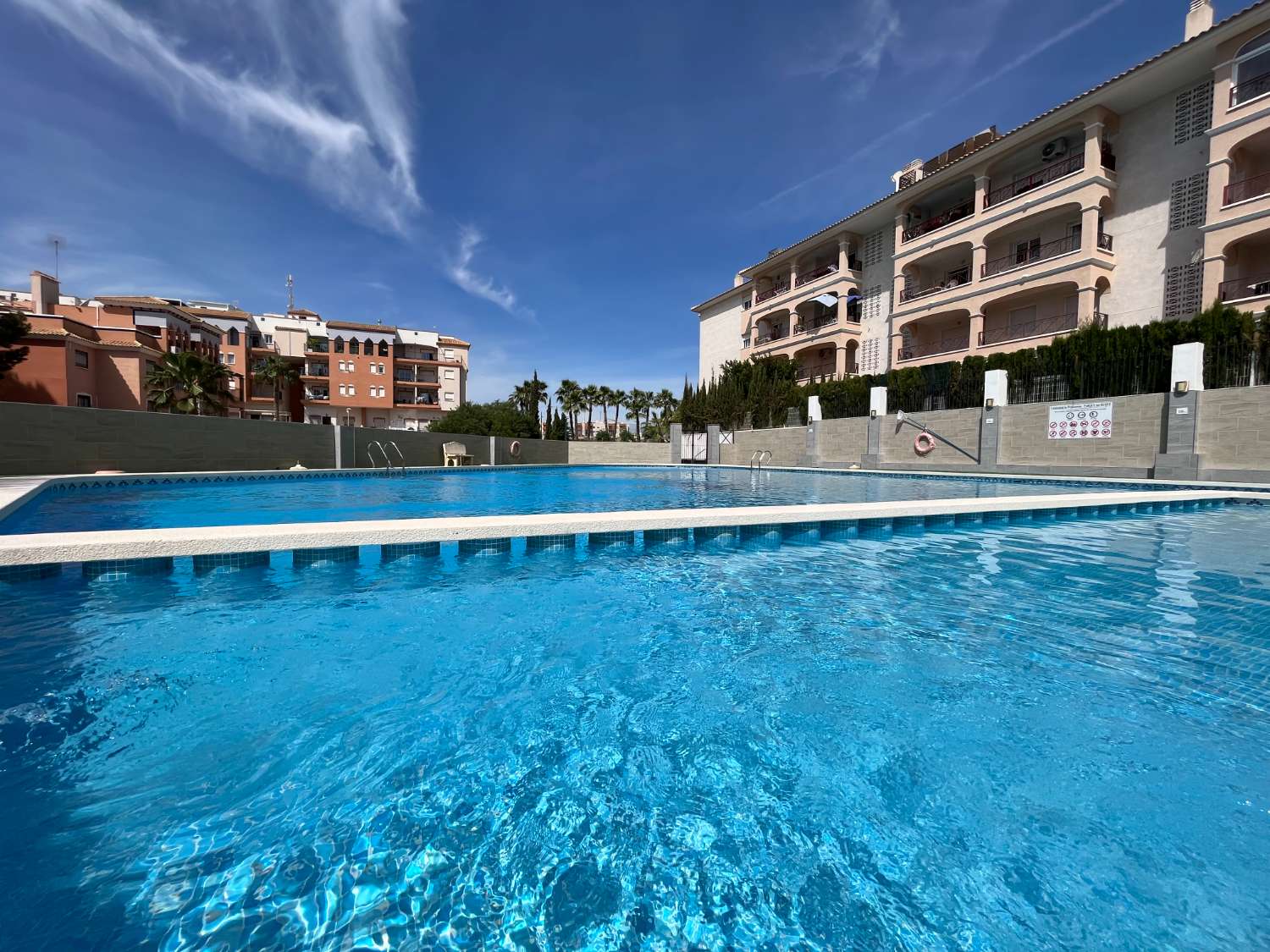 Bel appartement de 2 chambres et 1 salle de bain avec piscine commune à Playa Flamenca.