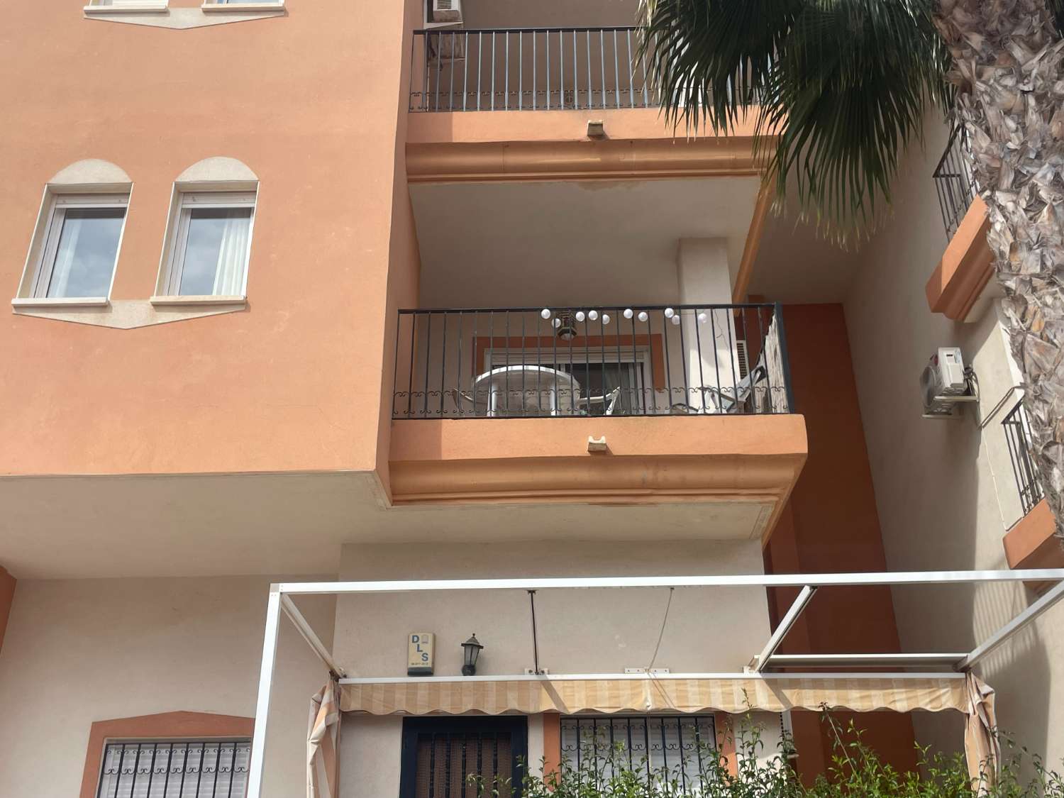 Bonito apartamento de 2 dormitorios y 1 baño con piscina comunitaria en Playa Flamenca.