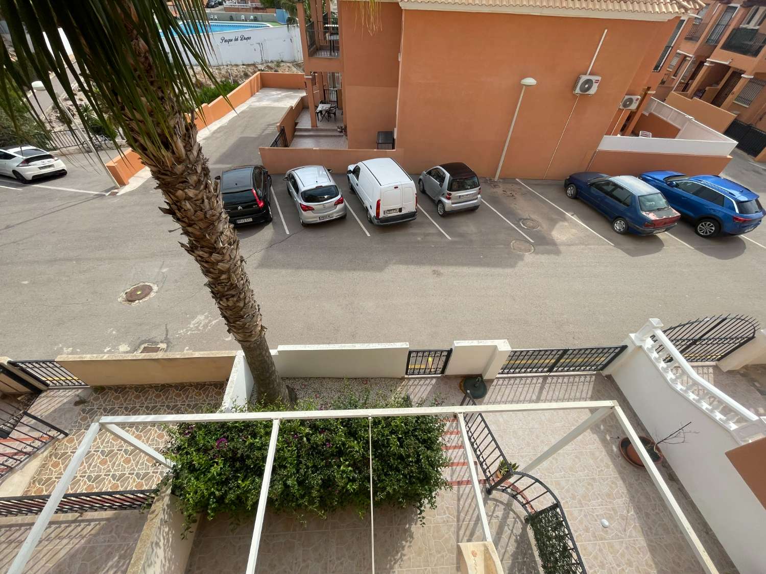 Pěkný apartmán se 2 ložnicemi, 1 koupelnou a společným bazénem v Playa Flamenca.