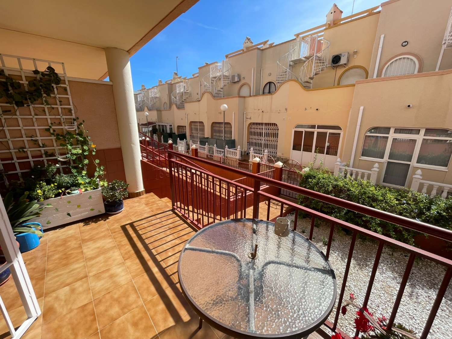 ground floor apartment in La Florida with 2 bedrooms, 1 bathroom and communal pool.