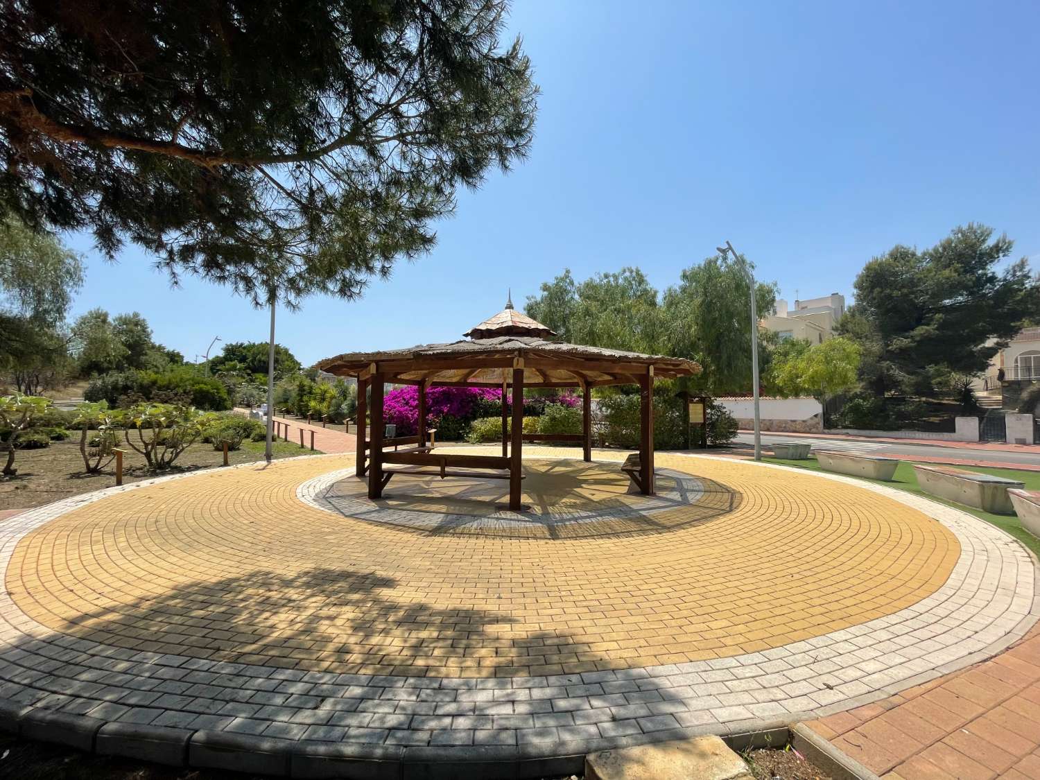 Chalet Adosado con 500 m2 de jardín con piscina privada