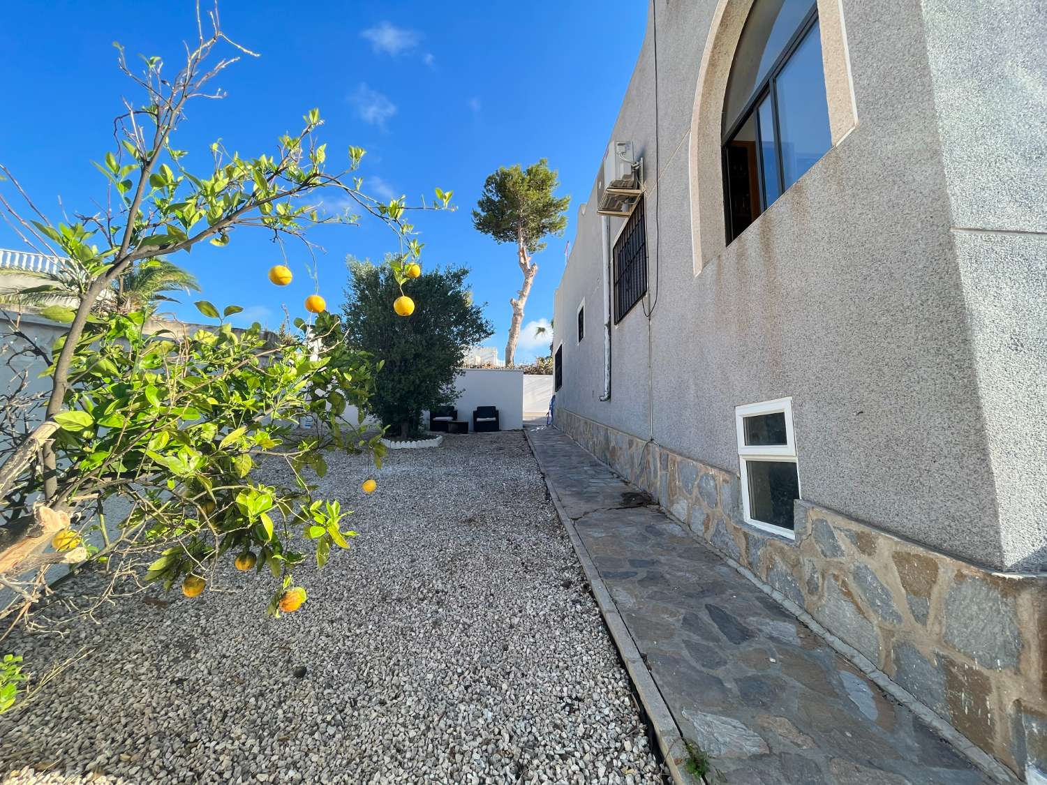 Chalet Adosado con 500 m2 de jardín con piscina privada