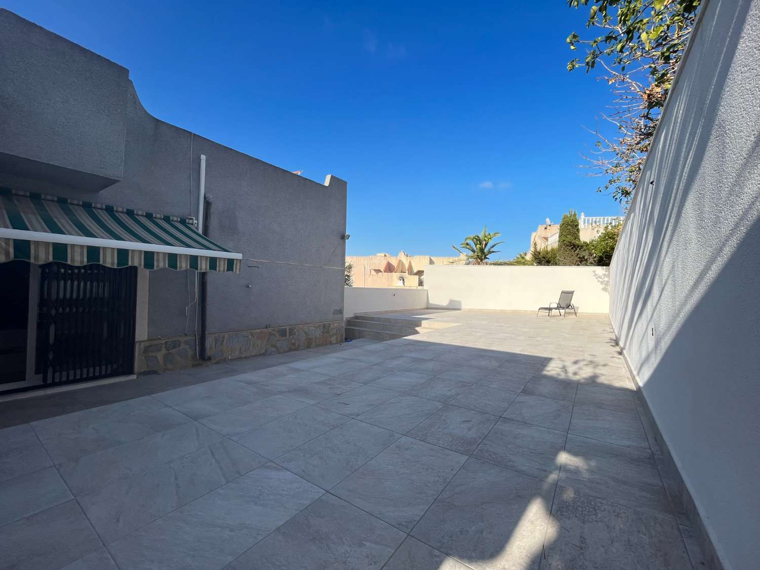 Chalet Adosado con 500 m2 de jardín con piscina privada