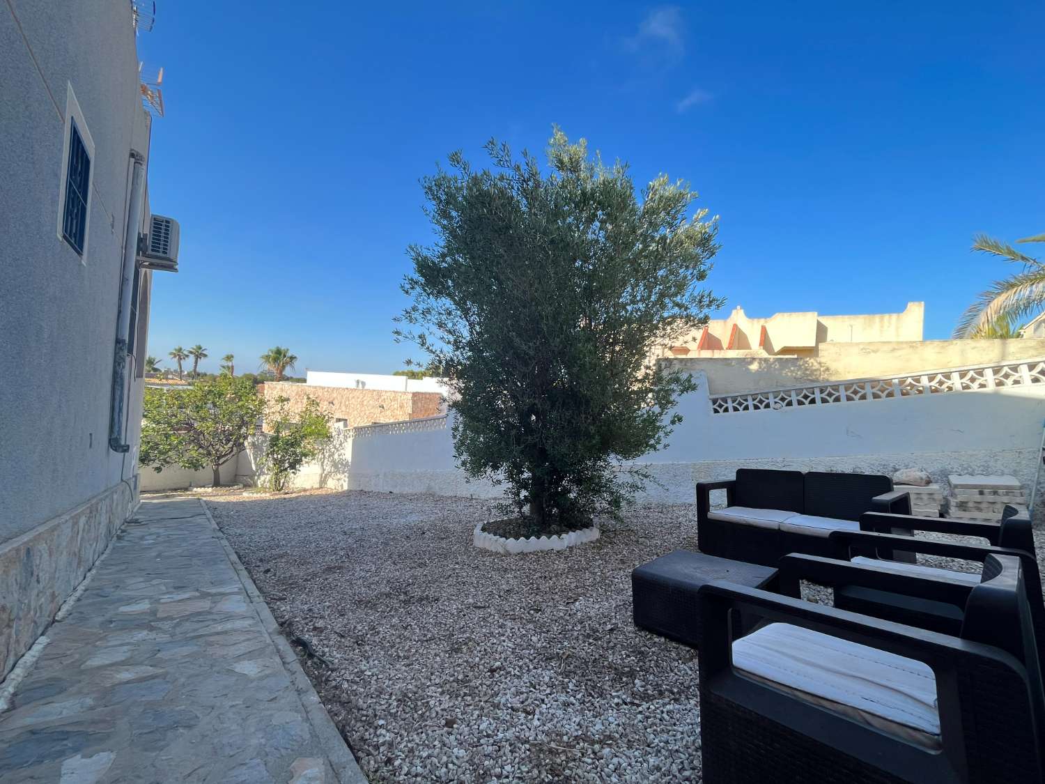 Chalet Adosado con 500 m2 de jardín con piscina privada