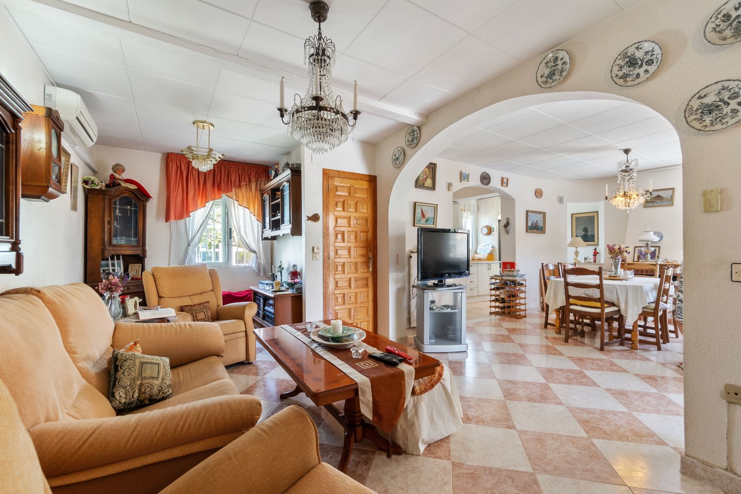 Fristående hus med 3 sovrum beläget i La Florida med privat pool.