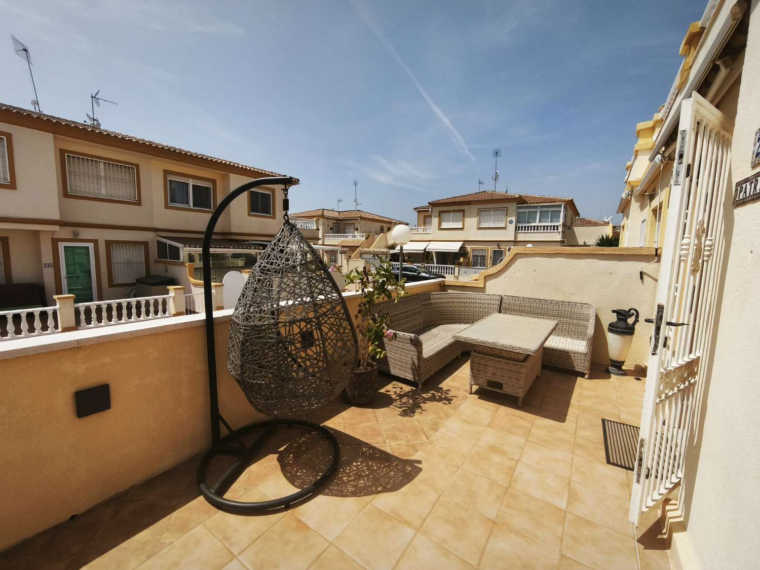 Bungalow de 2 dormitorios, 1 baño y piscina comunitaria en playa flamenca , Orihuela costa