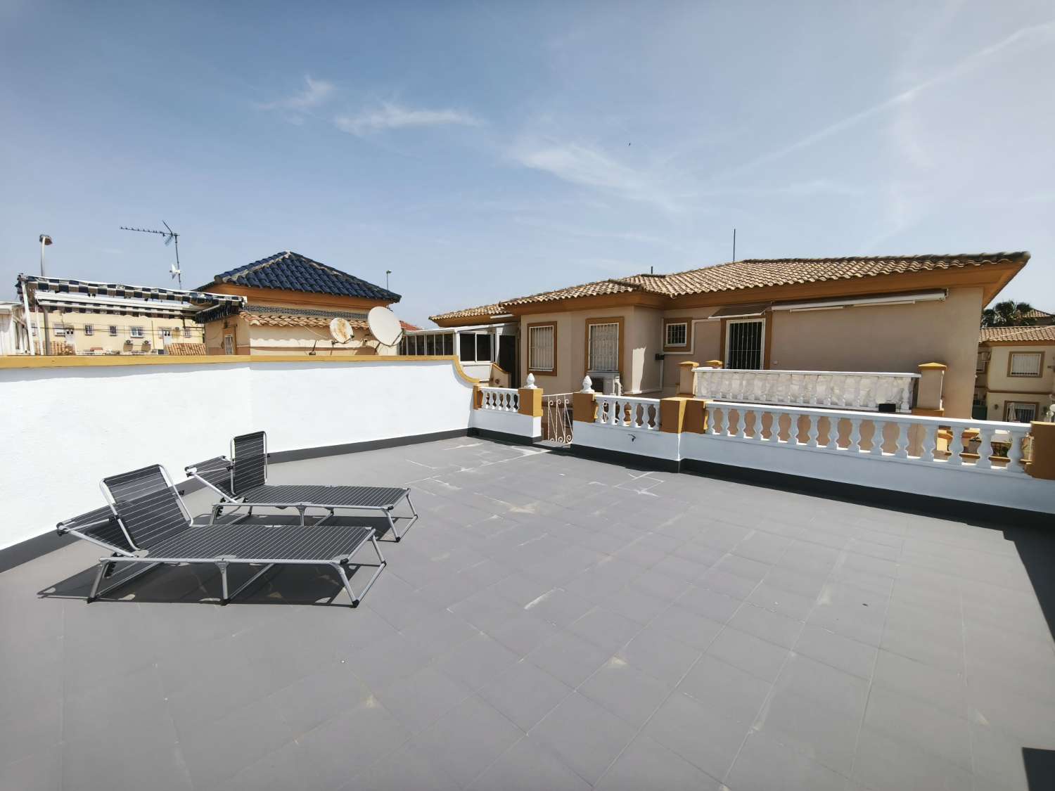 Bungalow de 2 dormitorios, 1 baño y piscina comunitaria en playa flamenca , Orihuela costa