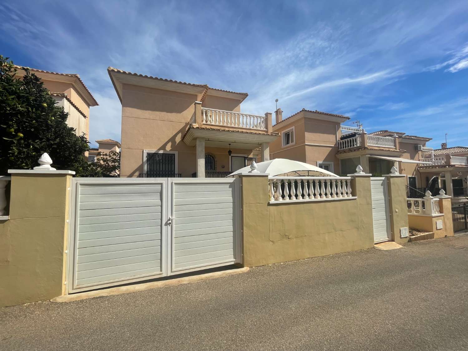 Precioso chalet de 3 dormitorios y 2 baños en Royal Park, Los Altos