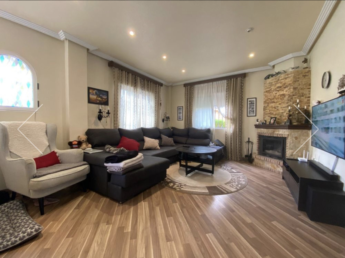 Precioso chalet de 3 dormitorios y 2 baños en Royal Park, Los Altos