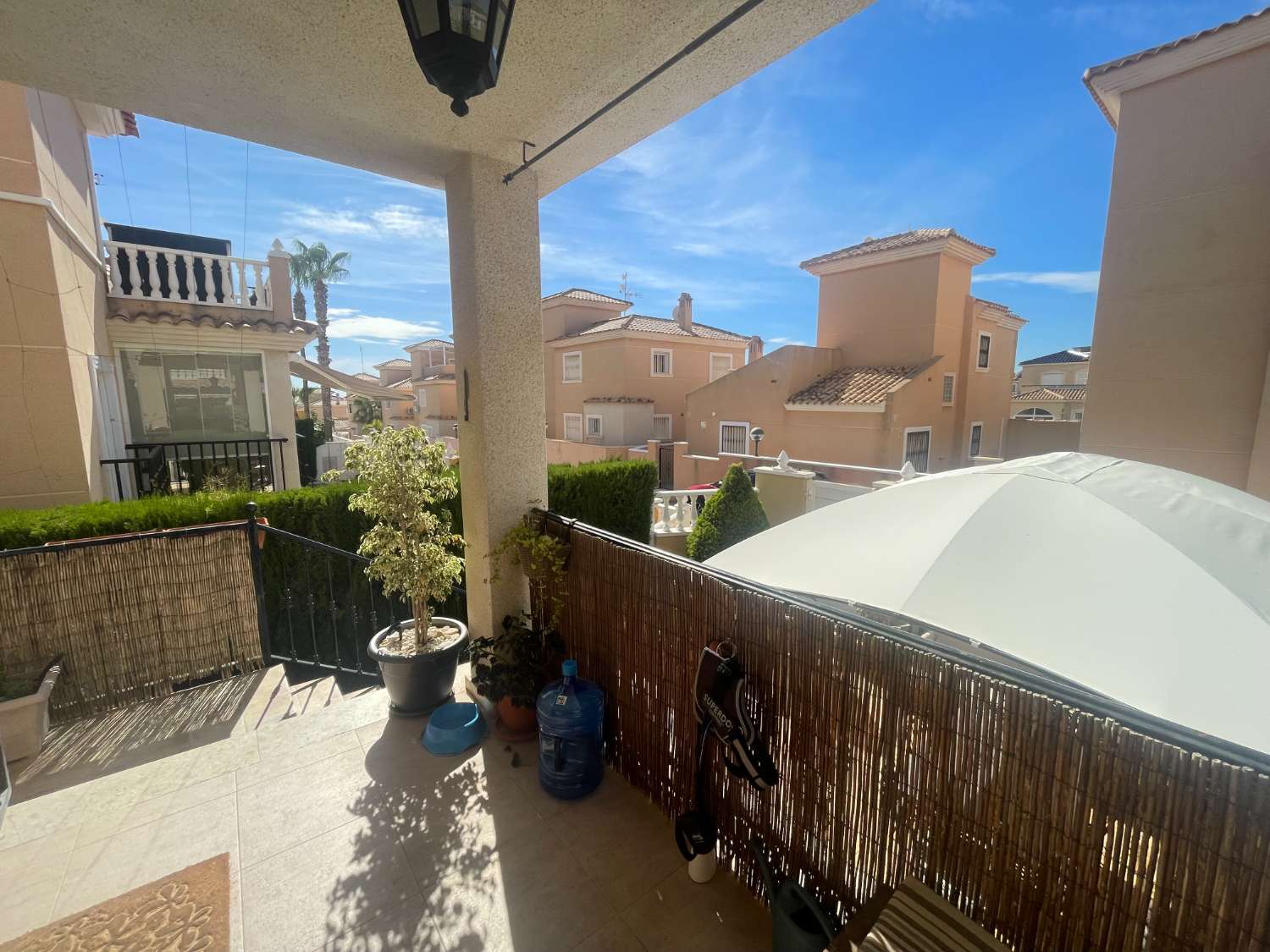 Precioso chalet de 3 dormitorios y 2 baños en Royal Park, Los Altos
