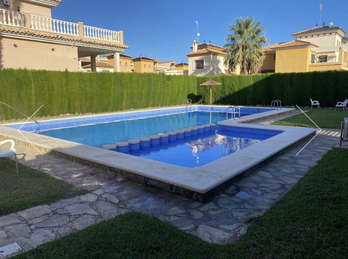 Precioso chalet de 3 dormitorios y 2 baños en Royal Park, Los Altos