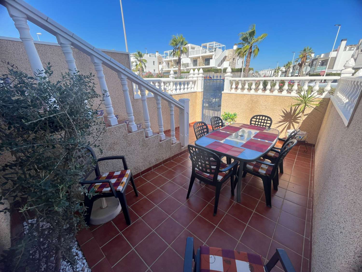 Hermosa casa adosada de 2 dormitorios y 2 baños en Punta Prima