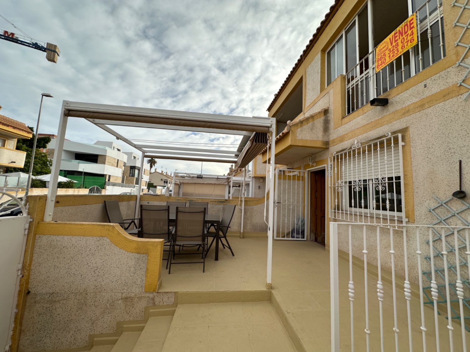 Oportunidad ! Duplex situado en los altos de Orihuela costa con 4 dormitorios ,3 baños, garaje subterráneo y piscina comunitaria !