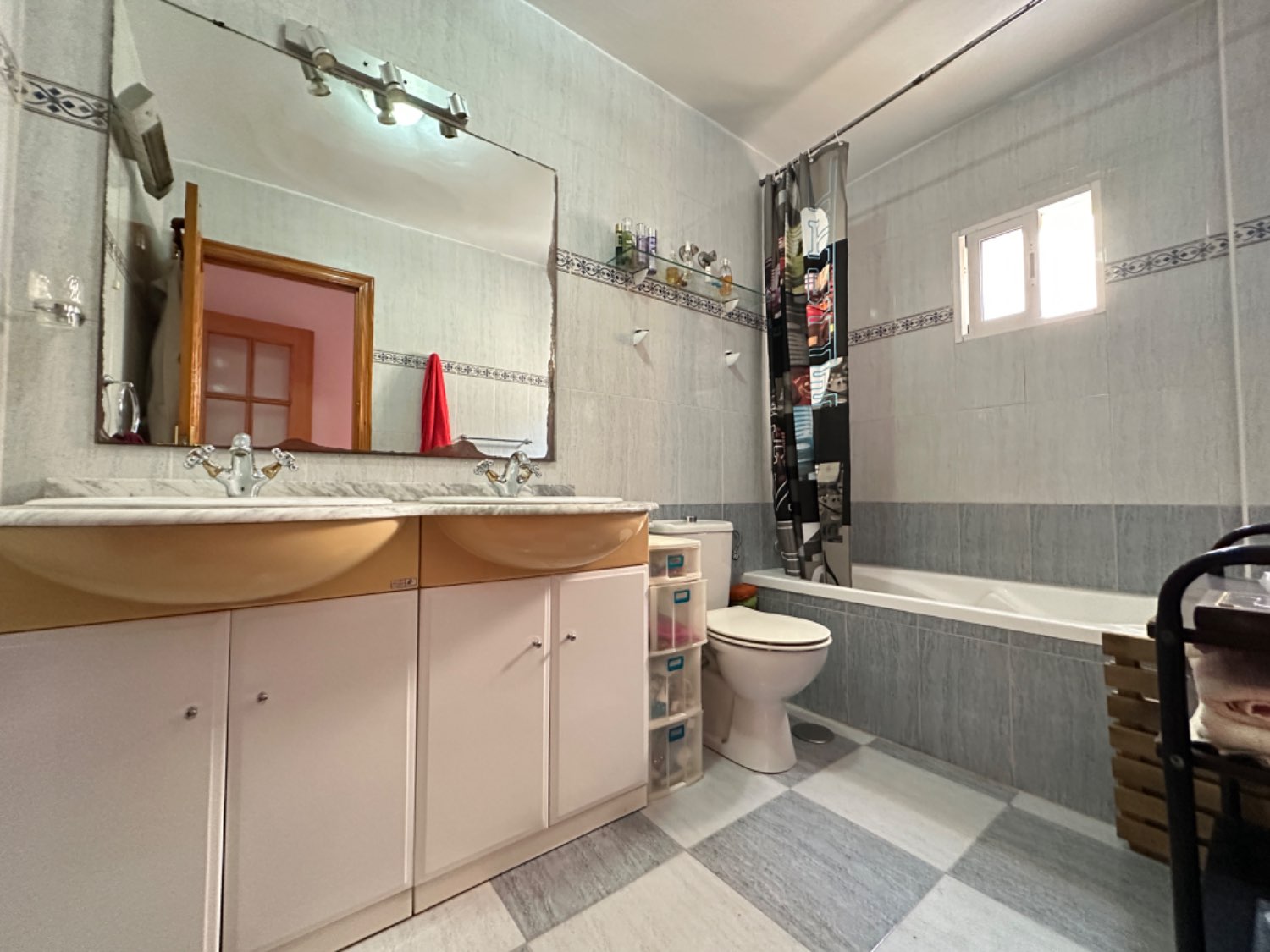 Oportunidad ! Duplex situado en los altos de Orihuela costa con 4 dormitorios ,3 baños, garaje subterráneo y piscina comunitaria !