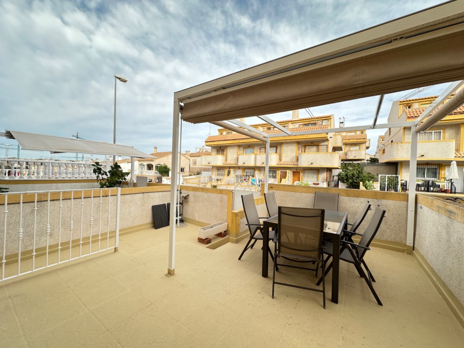 Oportunidad ! Duplex situado en los altos de Orihuela costa con 4 dormitorios ,3 baños, garaje subterráneo y piscina comunitaria !