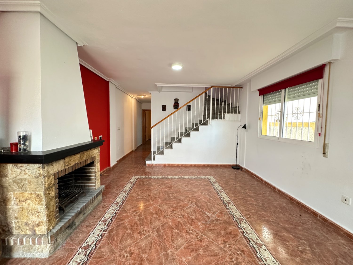 Oportunidad ! Duplex situado en los altos de Orihuela costa con 4 dormitorios ,3 baños, garaje subterráneo y piscina comunitaria !