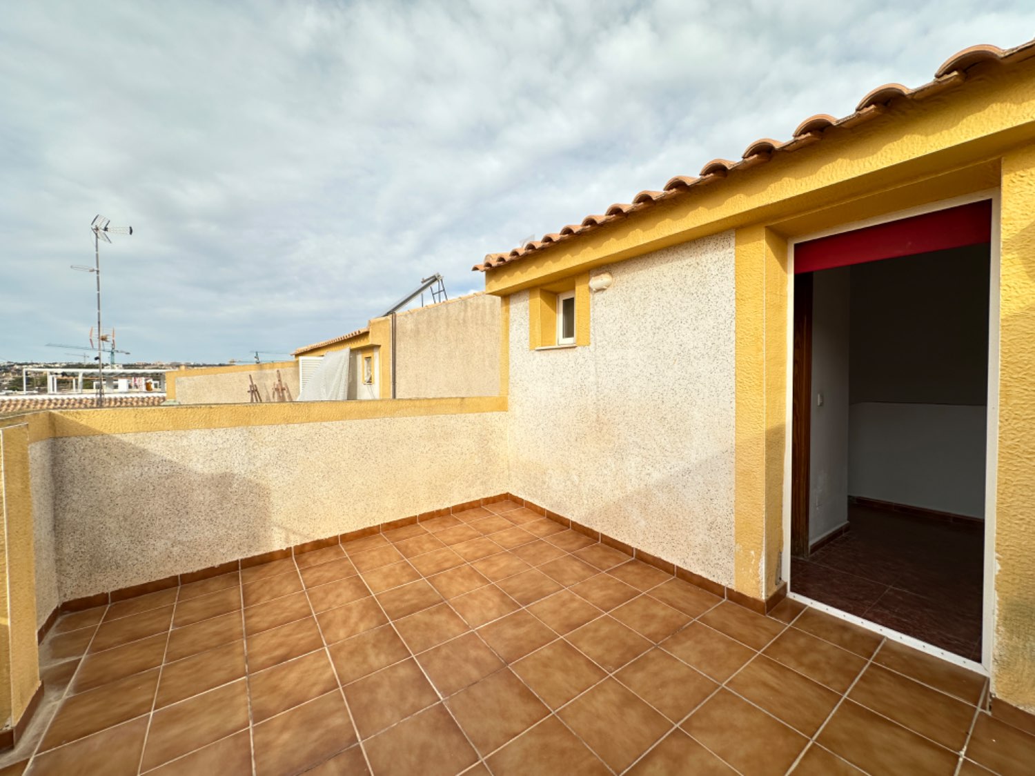 Oportunidad ! Duplex situado en los altos de Orihuela costa con 4 dormitorios ,3 baños, garaje subterráneo y piscina comunitaria !
