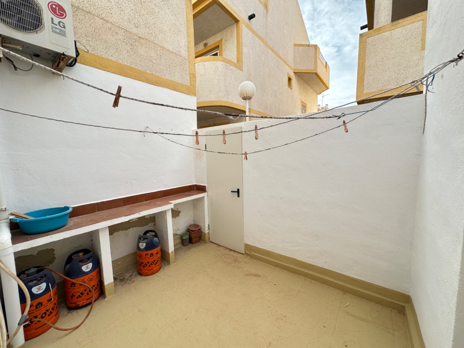 Oportunidad ! Duplex situado en los altos de Orihuela costa con 4 dormitorios ,3 baños, garaje subterráneo y piscina comunitaria !