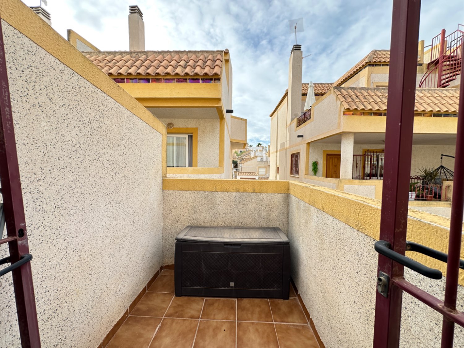 Oportunidad ! Duplex situado en los altos de Orihuela costa con 4 dormitorios ,3 baños, garaje subterráneo y piscina comunitaria !
