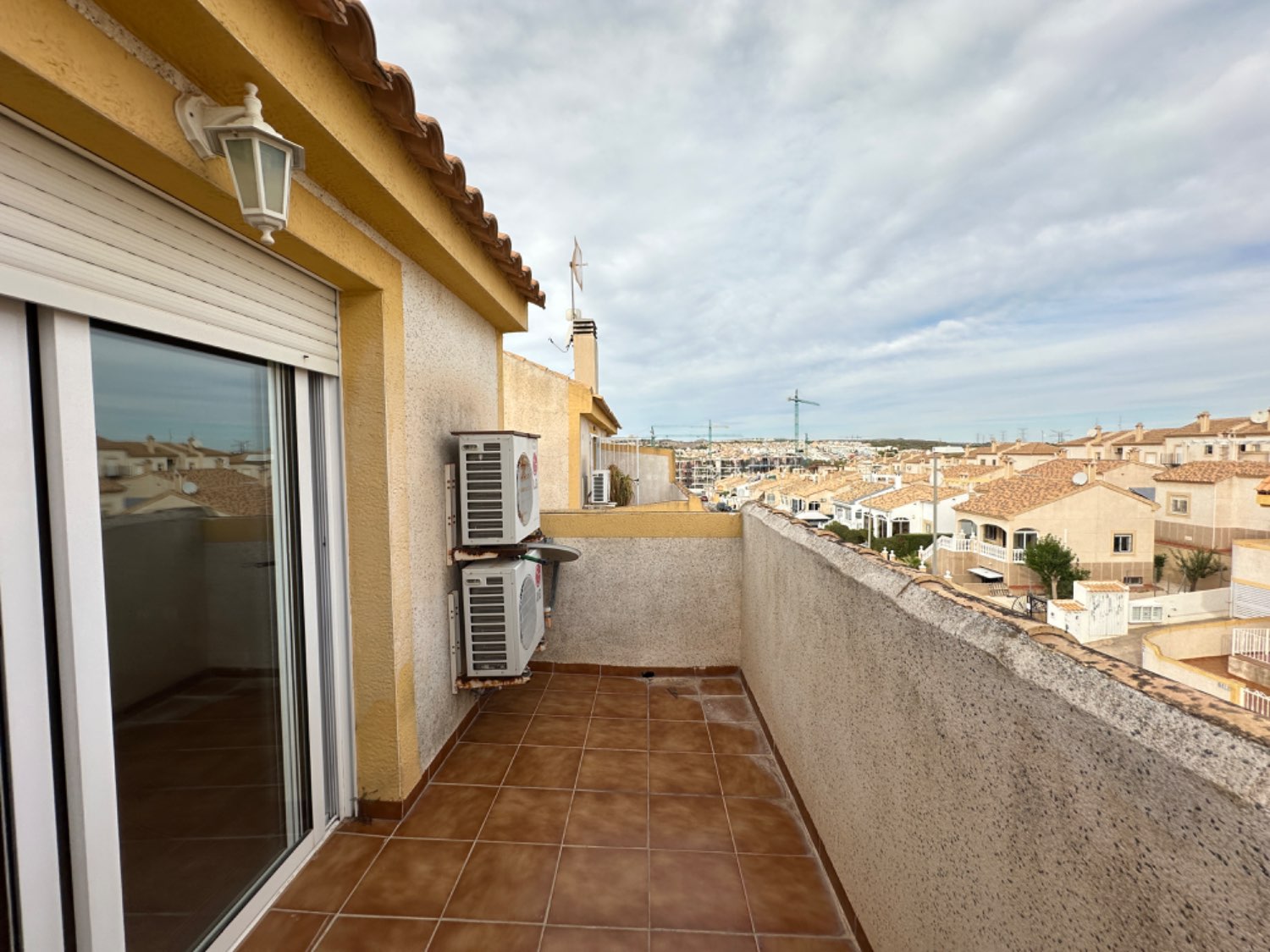 Oportunidad ! Duplex situado en los altos de Orihuela costa con 4 dormitorios ,3 baños, garaje subterráneo y piscina comunitaria !