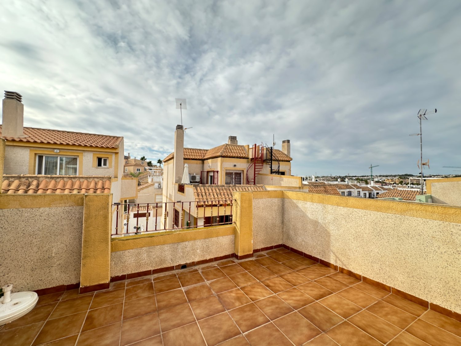 Oportunidad ! Duplex situado en los altos de Orihuela costa con 4 dormitorios ,3 baños, garaje subterráneo y piscina comunitaria !