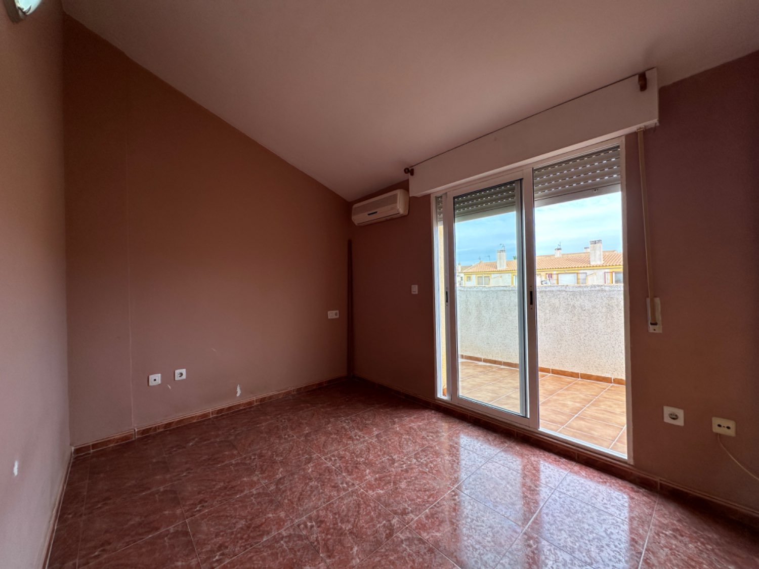 Oportunidad ! Duplex situado en los altos de Orihuela costa con 4 dormitorios ,3 baños, garaje subterráneo y piscina comunitaria !