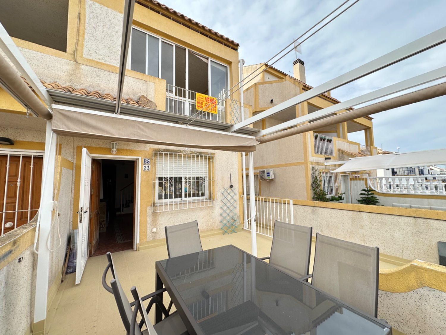 Oportunidad ! Duplex situado en los altos de Orihuela costa con 4 dormitorios ,3 baños, garaje subterráneo y piscina comunitaria !