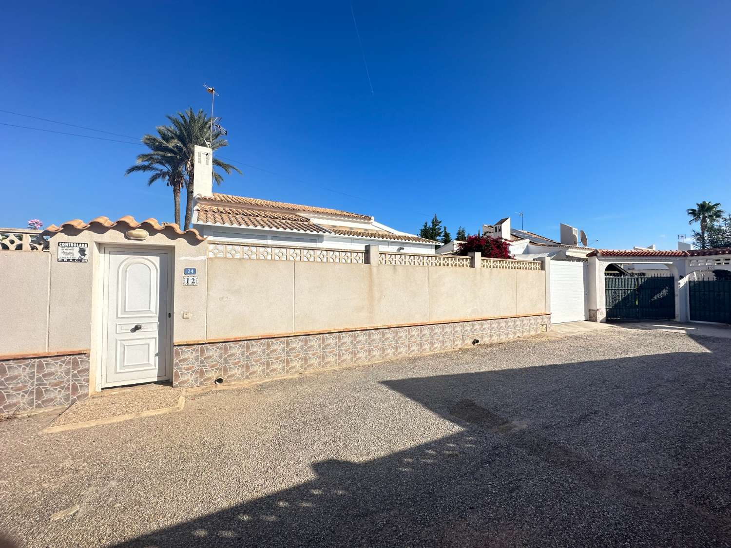 Vrijstaande villa verdeeld over één verdieping met 2 slaapkamers en garage