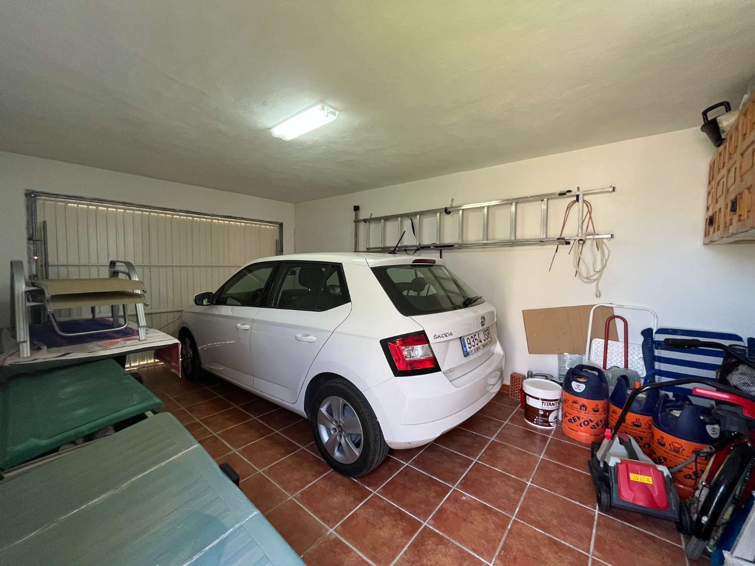 Vrijstaande villa verdeeld over één verdieping met 2 slaapkamers en garage