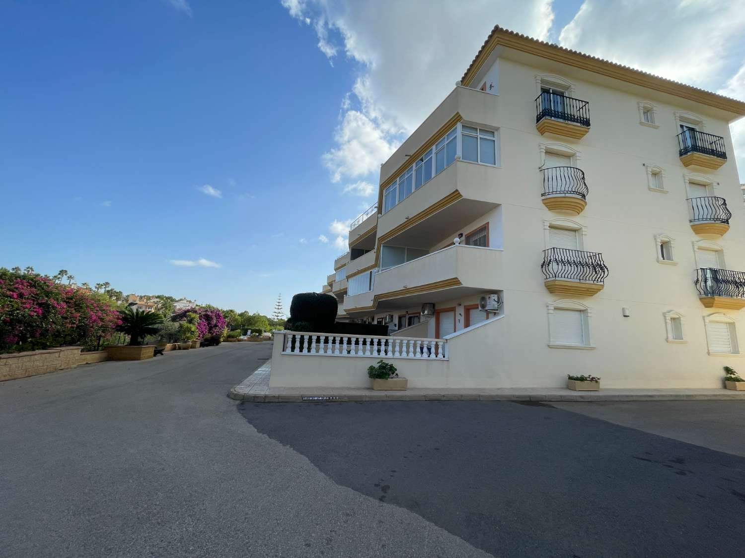 P-1499 Bonito apartamento en planta alta con 2 dormitorios y 1 baño.