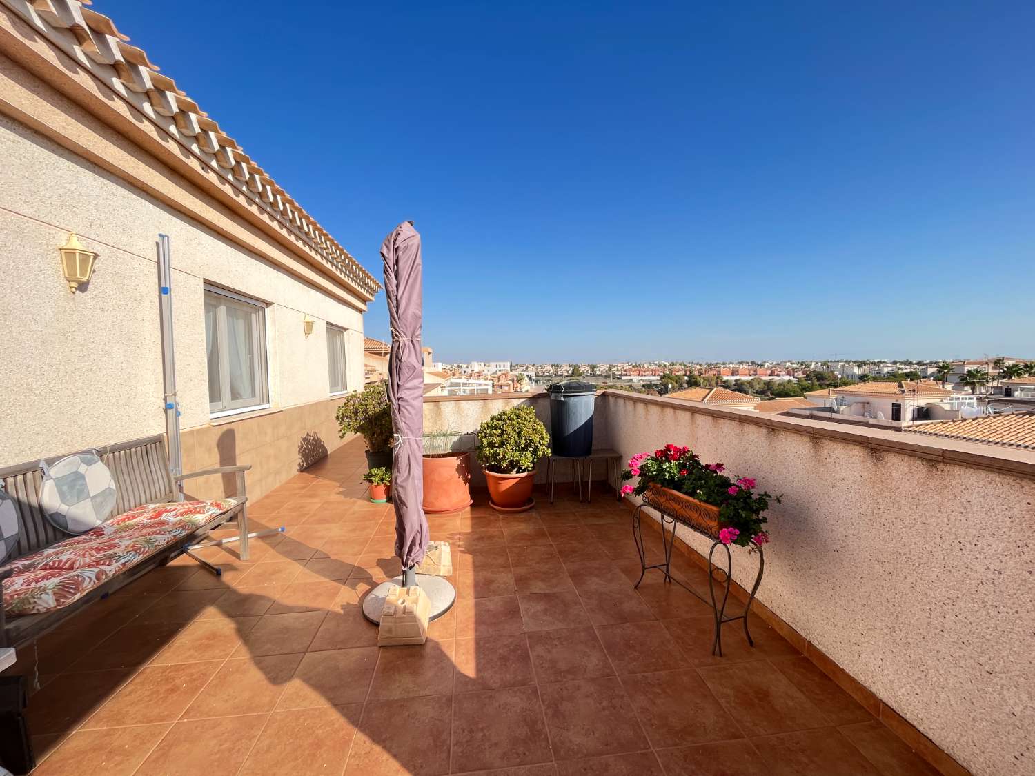 Spacious penthouse with 117m2 3 bedrooms and 2 bathrooms 1.2 km from the beach