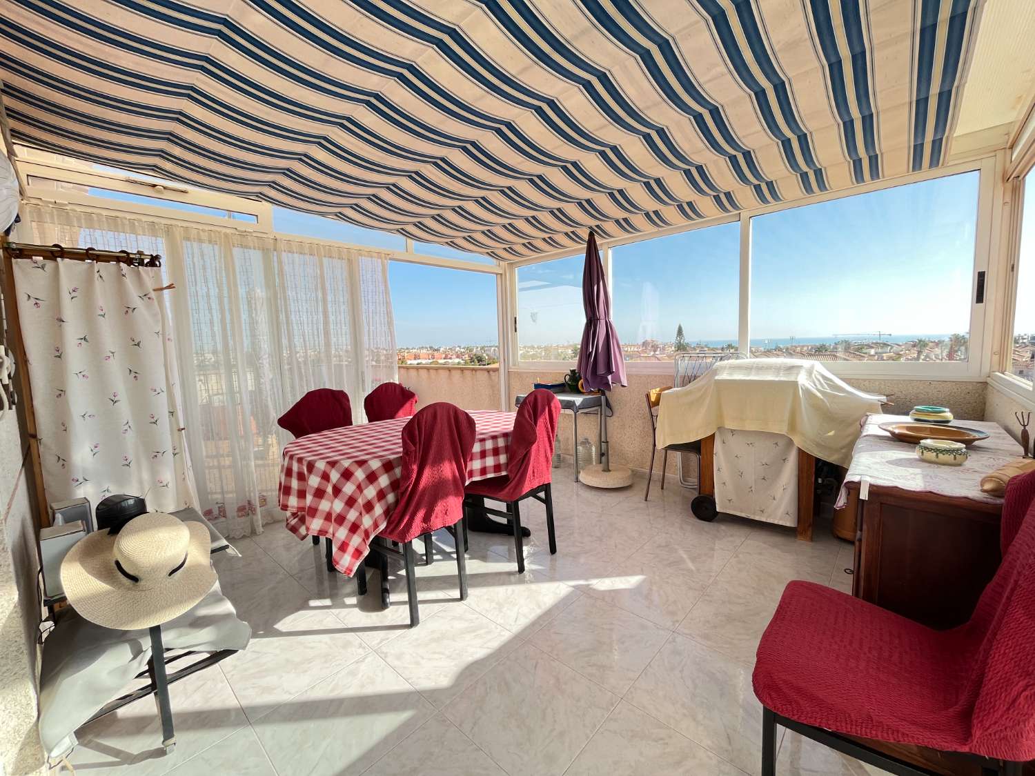 Spacious penthouse with 117m2 3 bedrooms and 2 bathrooms 1.2 km from the beach