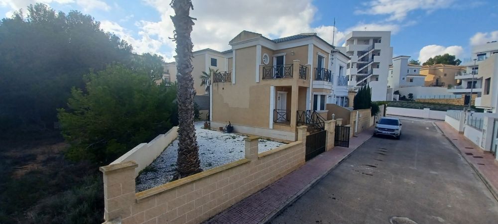 Large Townhouse with 3 bedrooms, 3 bathrooms outdoor space and basement