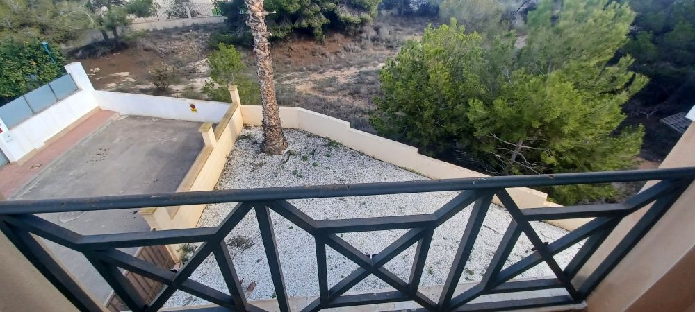 Large Townhouse with 3 bedrooms, 3 bathrooms outdoor space and basement