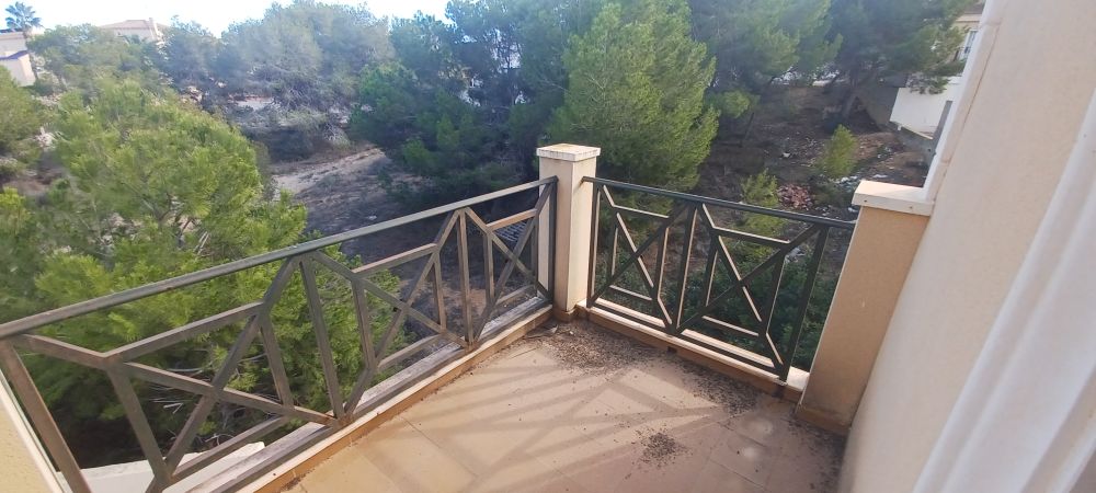 Large Townhouse with 3 bedrooms, 3 bathrooms outdoor space and basement