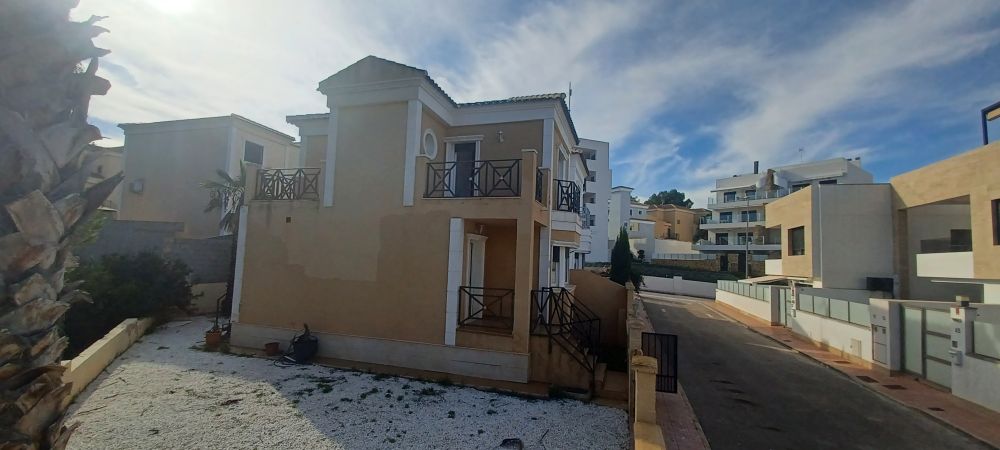 Large Townhouse with 3 bedrooms, 3 bathrooms outdoor space and basement
