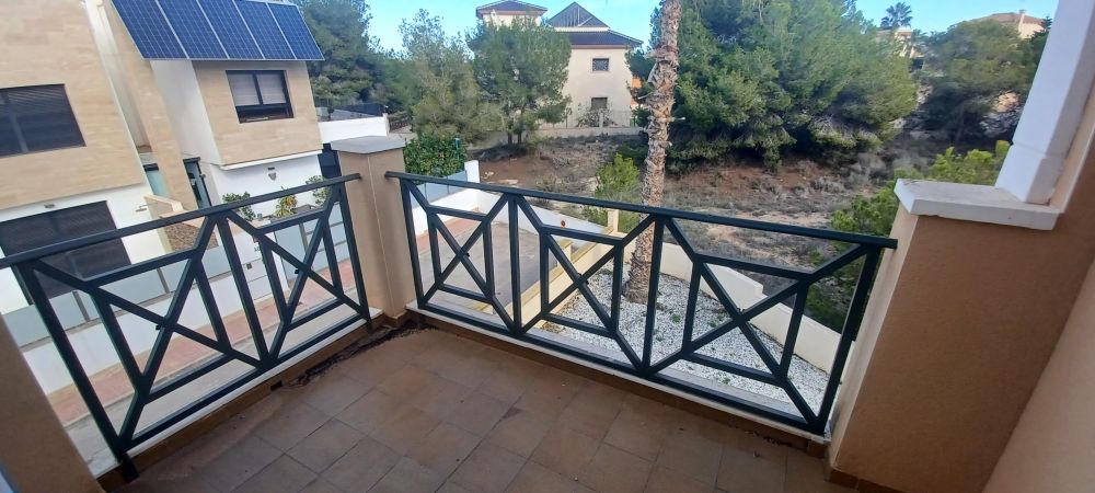 Large Townhouse with 3 bedrooms, 3 bathrooms outdoor space and basement