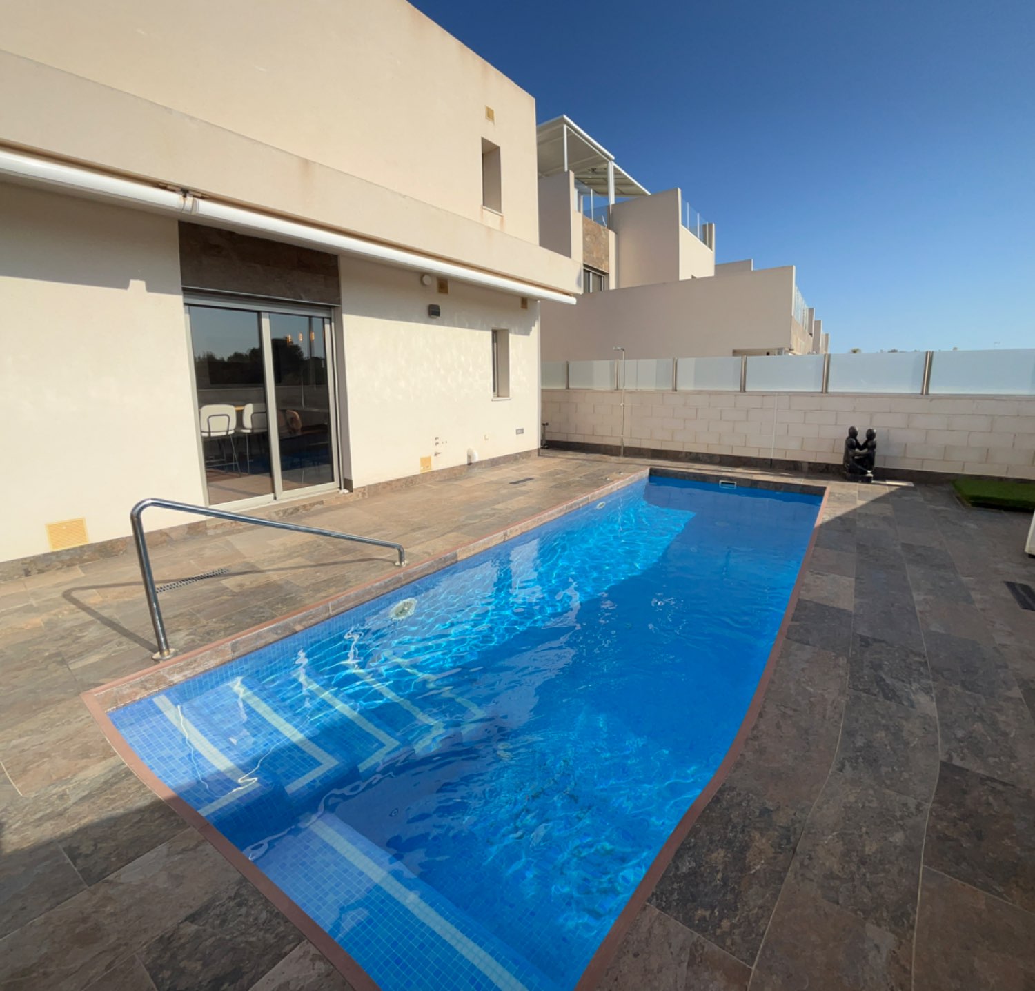 Preciosa casa de 3 dormitorios con piscina en zona tranquila