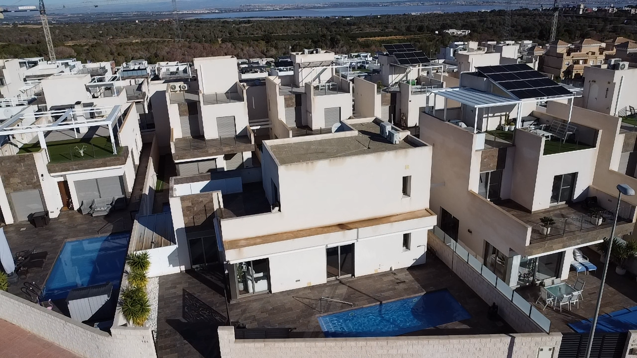 Preciosa casa de 3 dormitorios con piscina en zona tranquila