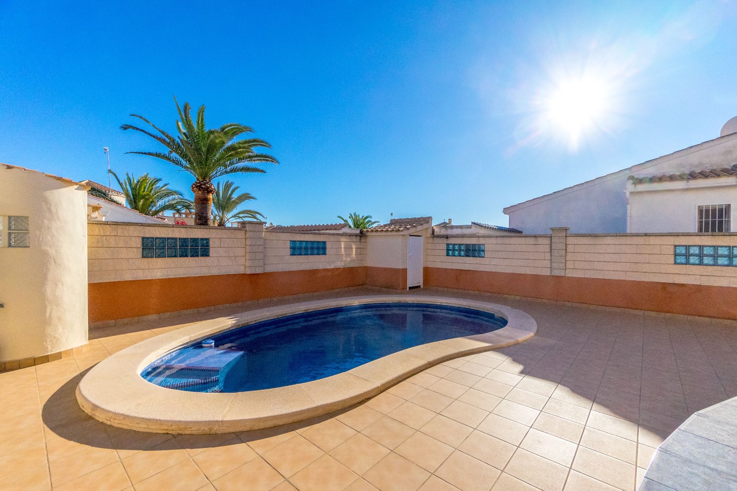 Villa med 4 soverom, 3 bad, garasje, badstue og privat saltvannsbasseng i La Florida Orihuela costa.
