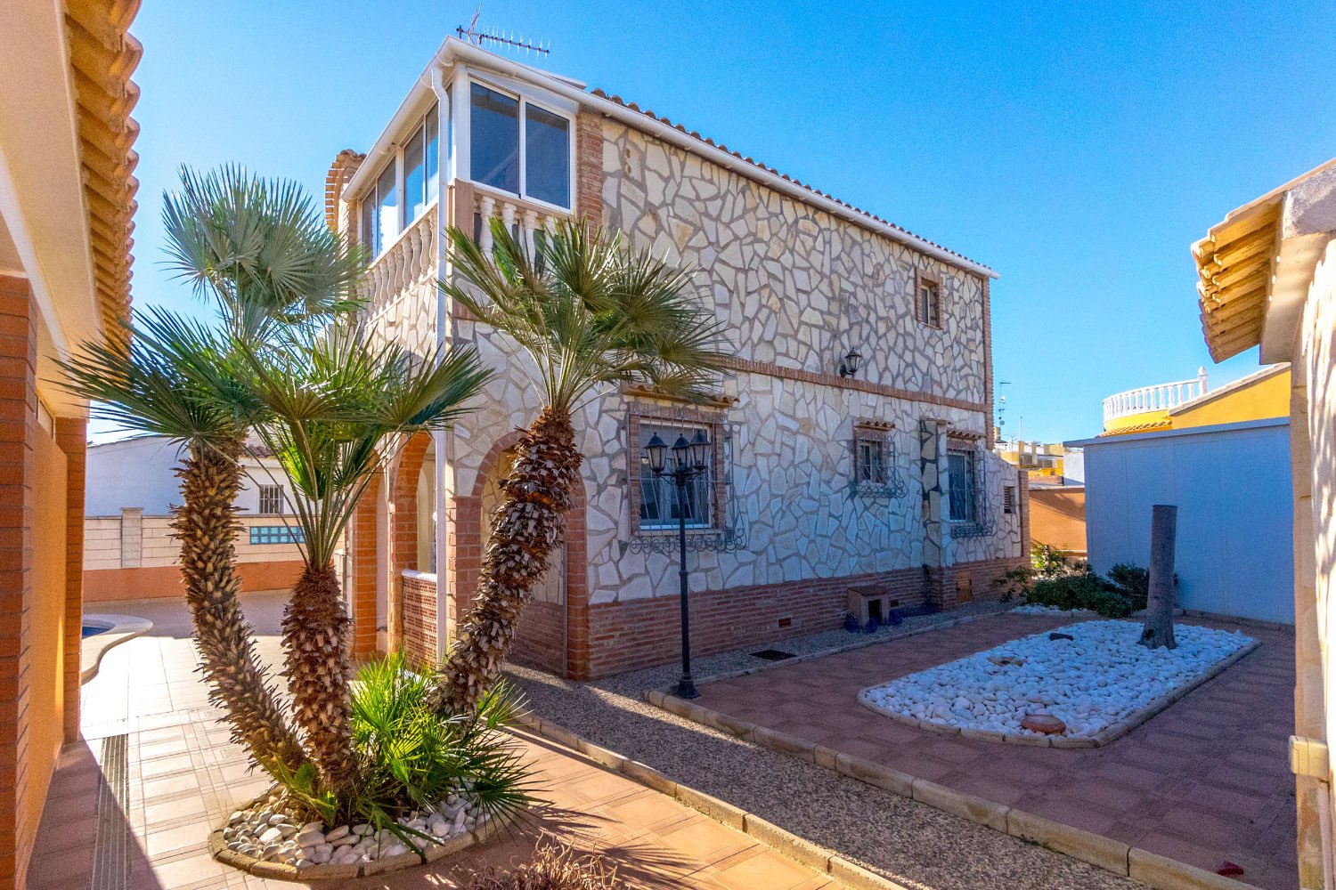 Villa med 4 soverom, 3 bad, garasje, badstue og privat saltvannsbasseng i La Florida Orihuela costa.