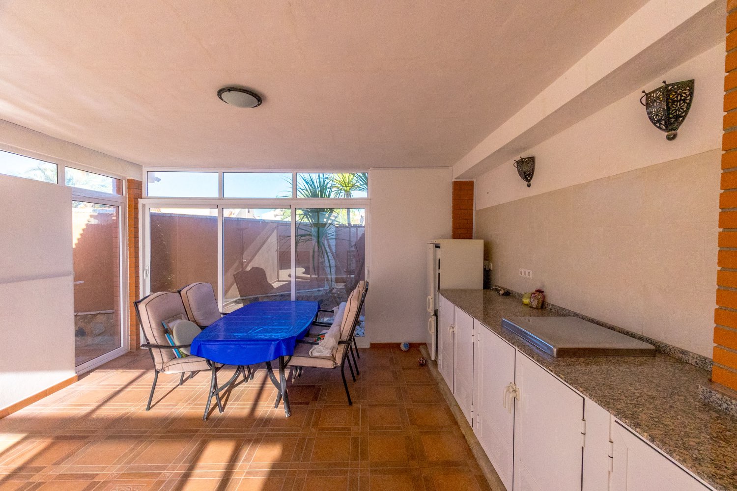 Villa med 4 soverom, 3 bad, garasje, badstue og privat saltvannsbasseng i La Florida Orihuela costa.