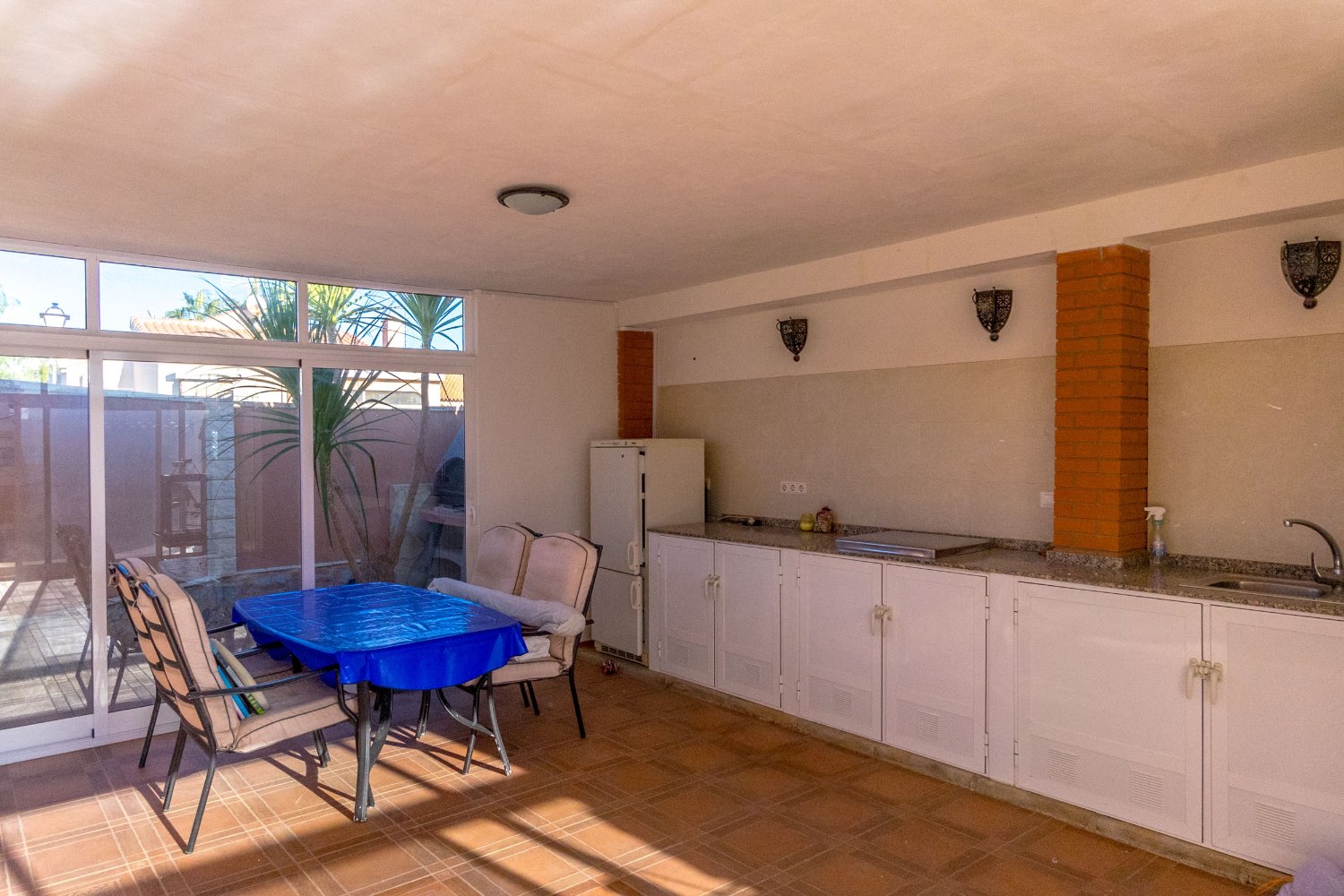 Villa med 4 soverom, 3 bad, garasje, badstue og privat saltvannsbasseng i La Florida Orihuela costa.