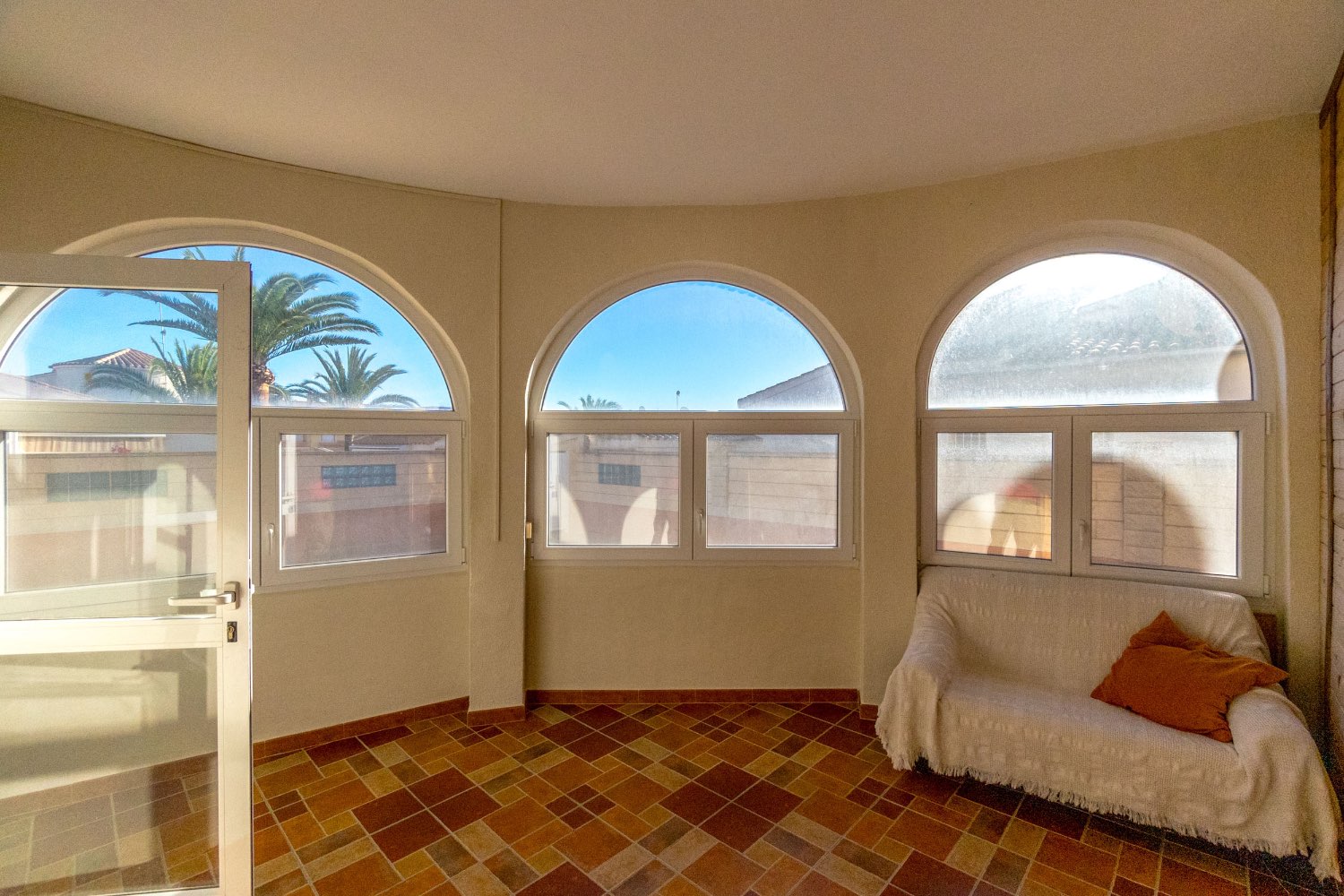 Villa med 4 soverom, 3 bad, garasje, badstue og privat saltvannsbasseng i La Florida Orihuela costa.