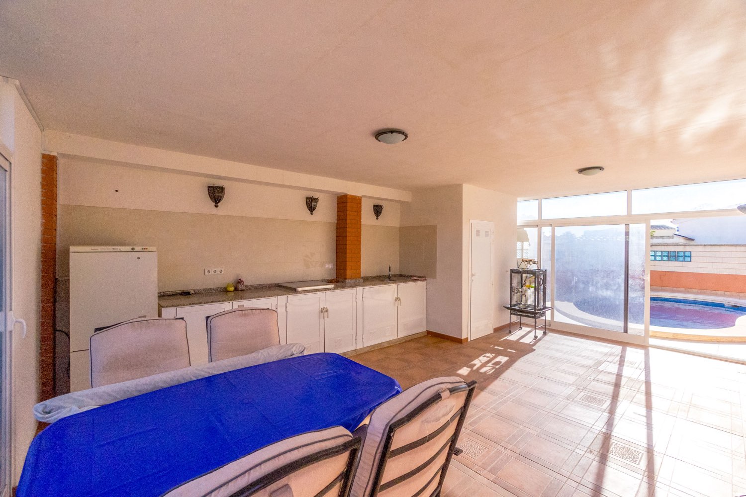 Villa med 4 soverom, 3 bad, garasje, badstue og privat saltvannsbasseng i La Florida Orihuela costa.