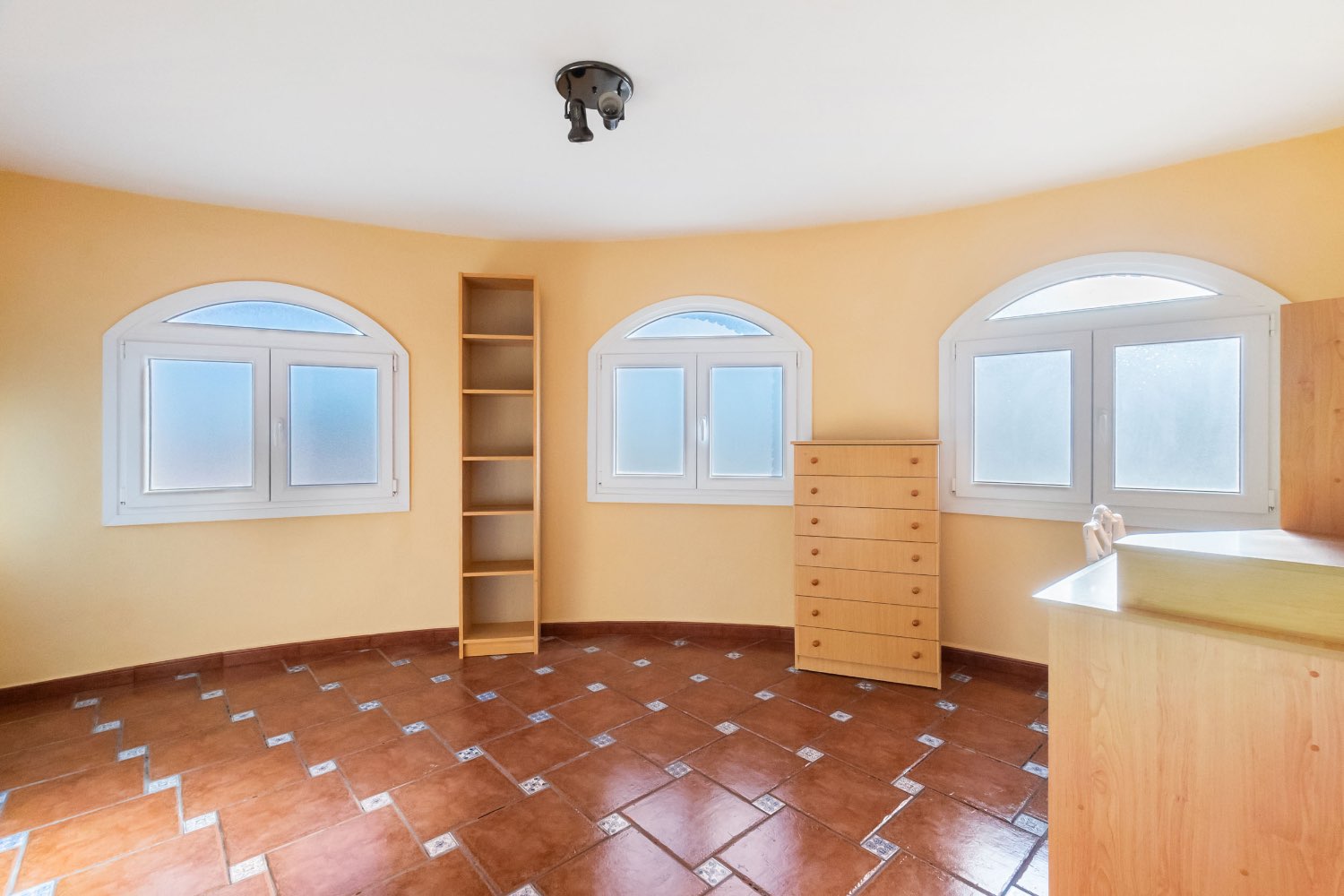 Villa med 4 soverom, 3 bad, garasje, badstue og privat saltvannsbasseng i La Florida Orihuela costa.
