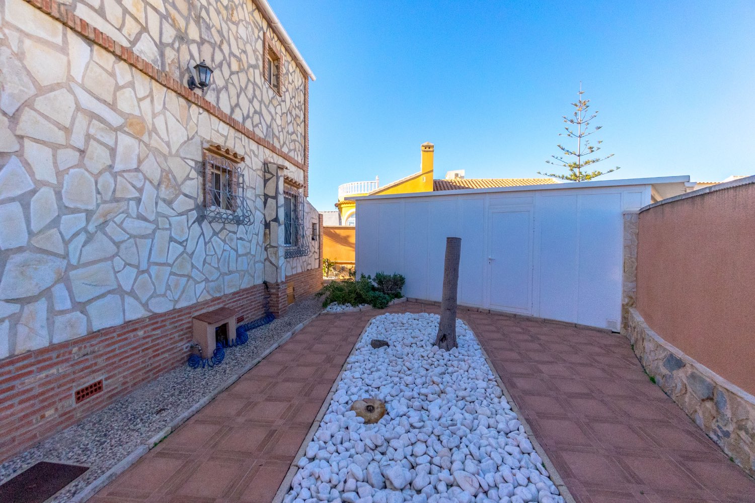 Villa med 4 soverom, 3 bad, garasje, badstue og privat saltvannsbasseng i La Florida Orihuela costa.