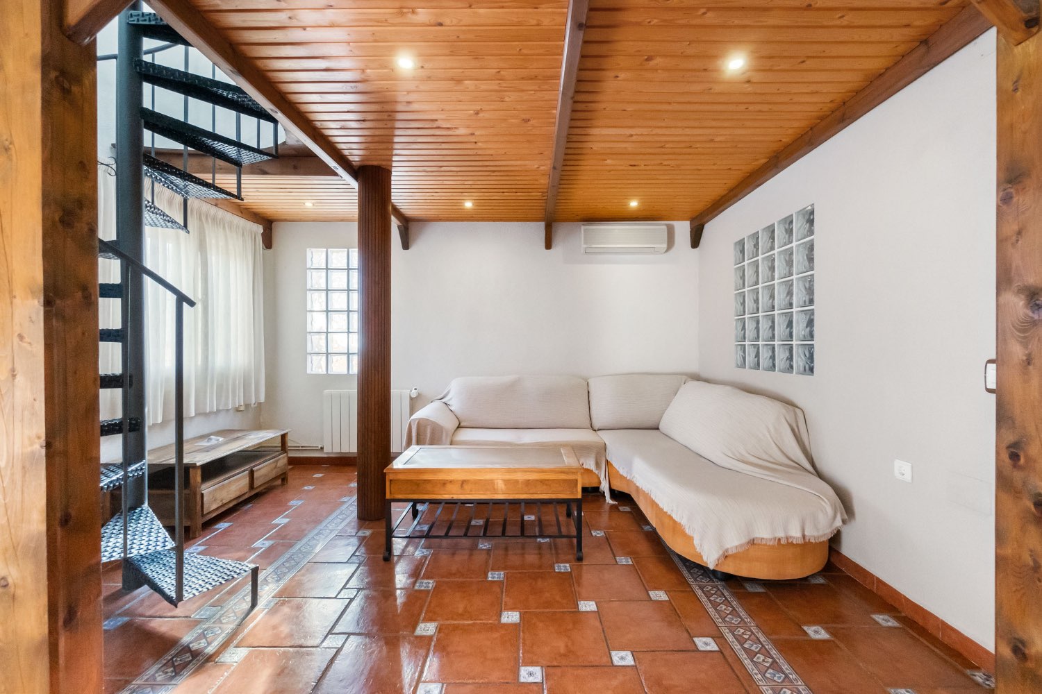 Villa med 4 soverom, 3 bad, garasje, badstue og privat saltvannsbasseng i La Florida Orihuela costa.