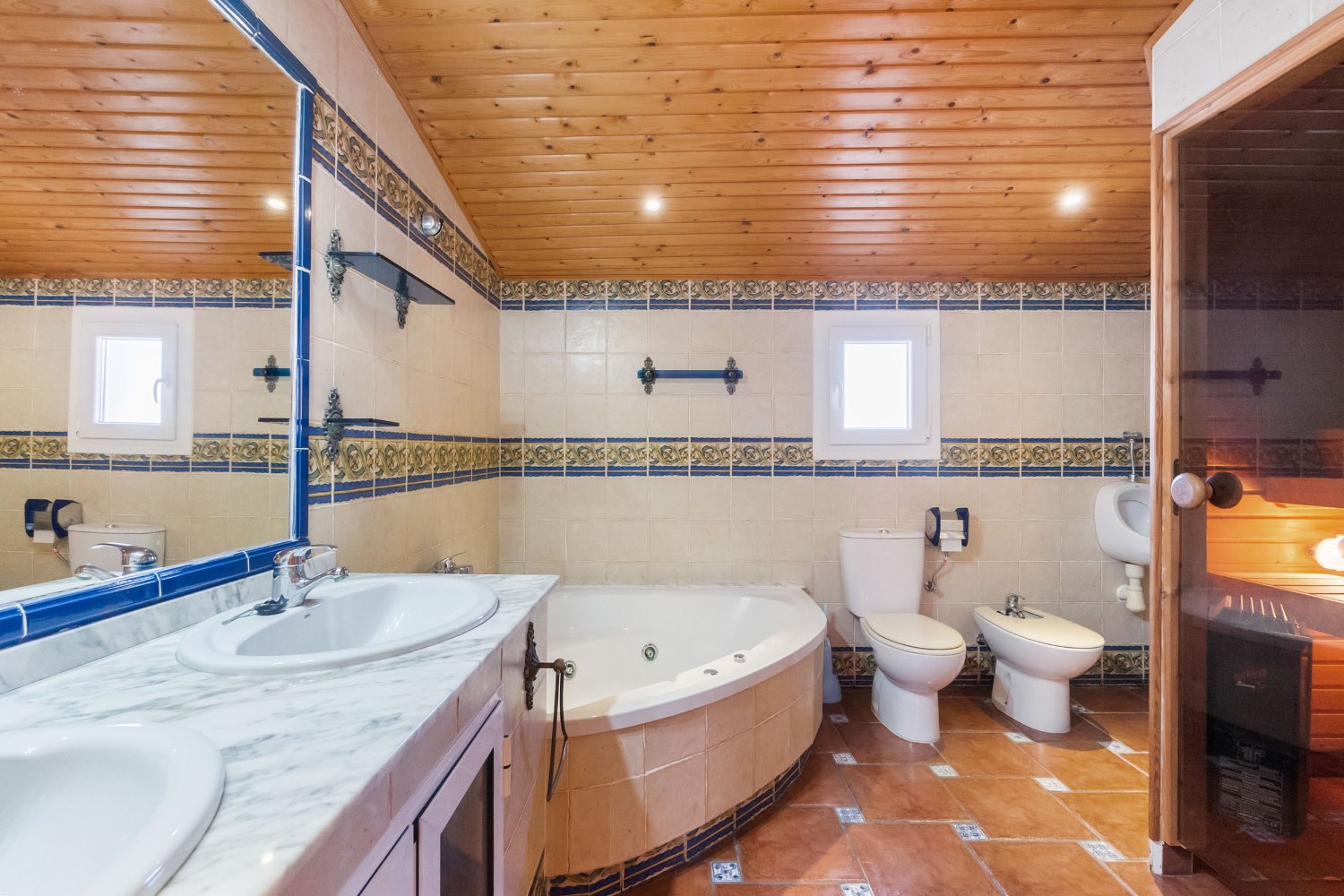 Villa med 4 soverom, 3 bad, garasje, badstue og privat saltvannsbasseng i La Florida Orihuela costa.
