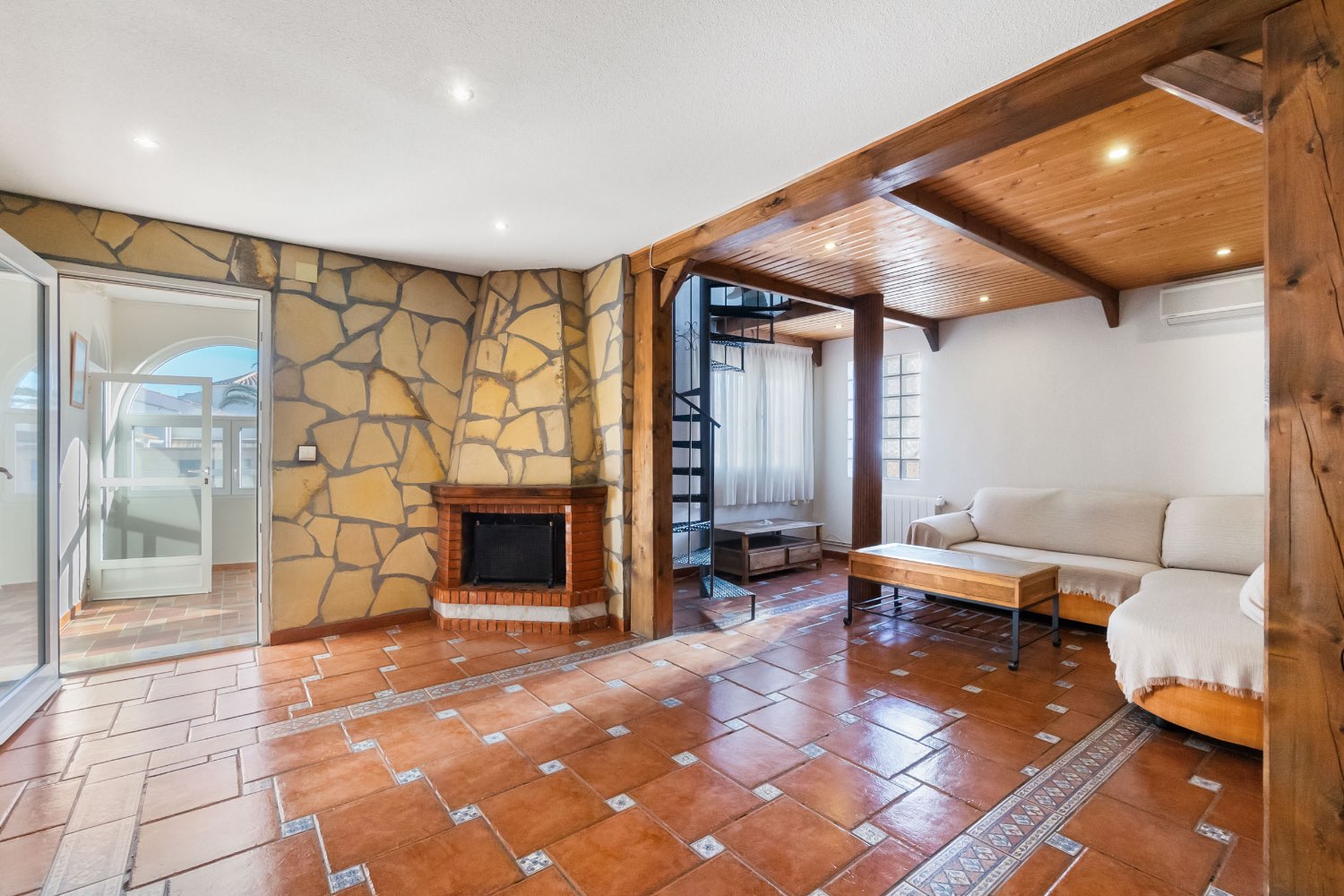 Villa med 4 soverom, 3 bad, garasje, badstue og privat saltvannsbasseng i La Florida Orihuela costa.